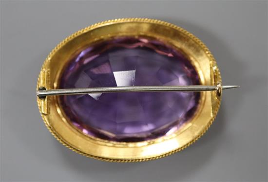 A Victorian oval amethyst brooch in yellow metal mount (tests as 14ct), gross 11.5 grams, 35mm.